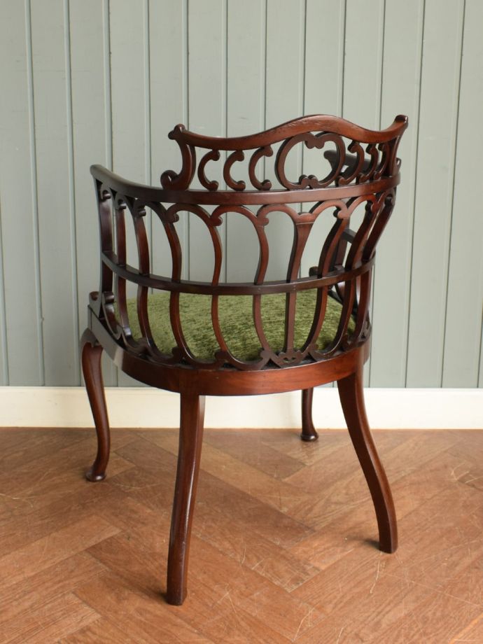 アンティークのサロンチェアの後ろ姿