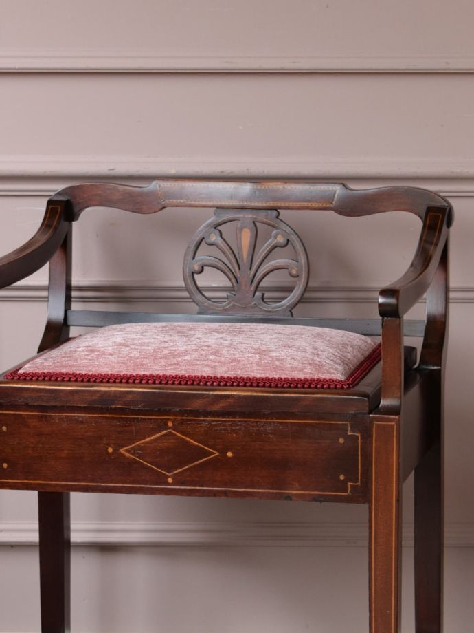 背もたれが美しいアンティークの椅子