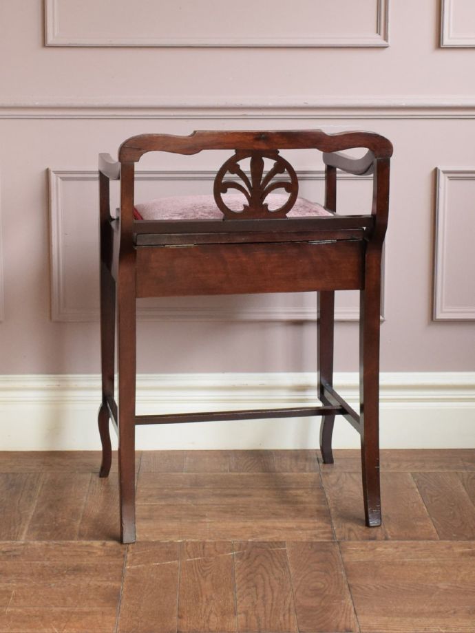 アンティークのサロンチェアの後ろ姿