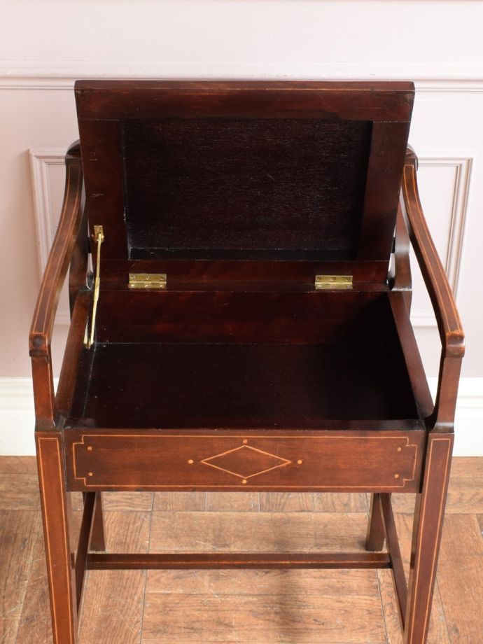 座面の下は小物入れになっています