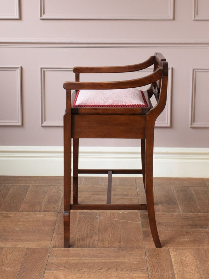 アンティークの椅子の側面