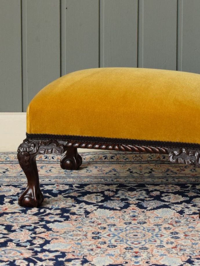 アンティークの椅子らしい美しい装飾