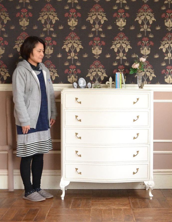 アンティークのチェスト アンティーク家具 フレンチスタイルのアンティーク家具、真っ白な5段チェスト 。華があって、ドールハウスにあるような可愛いデザイン。(q-608-f)