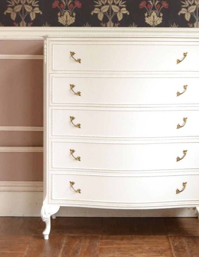 アンティークのチェスト アンティーク家具 フレンチスタイルのアンティーク家具、真っ白な5段チェスト 。引き出しが5杯あるので、細々したものを収納できます。(q-608-f)