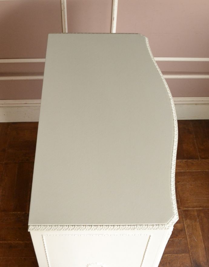 アンティークのチェスト アンティーク家具 フレンチスタイルのアンティーク家具、真っ白な5段チェスト 。天板もとてもキレイにペイントされています。(q-608-f)