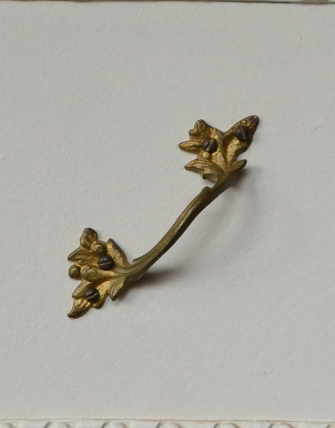 アンティークのチェスト アンティーク家具 フレンチスタイルのアンティーク家具、真っ白な5段チェスト 。引き出しの取っ手は蔦のような凝ったデザイン。(q-608-f)