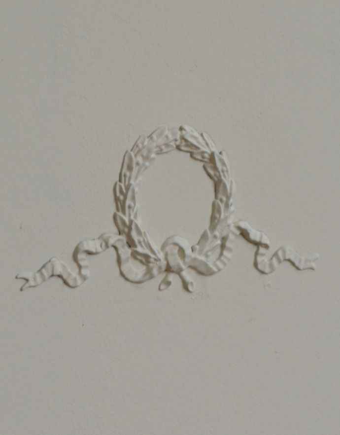 アンティークのチェスト アンティーク家具 フレンチスタイルのアンティーク家具、真っ白な5段チェスト 。リースがモチーフの装飾。(q-608-f)