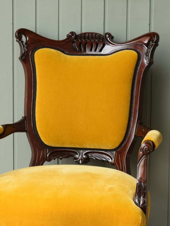 背もたれが美しいアンティークの椅子