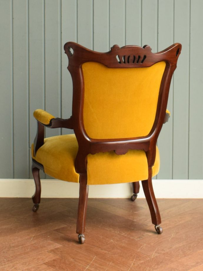 アンティークのパーソナルチェアの後ろ姿