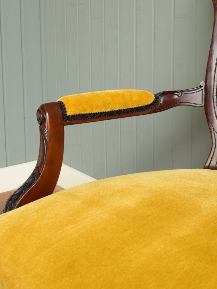 アンティークの椅子のアーム