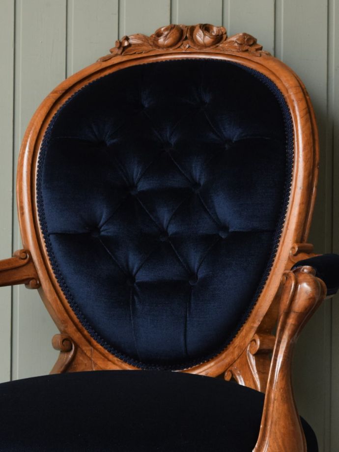 背もたれが美しいアンティークの椅子