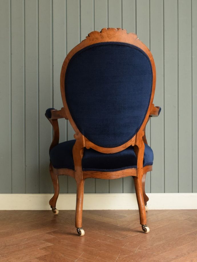 アンティークのパーソナルチェアの後ろ姿