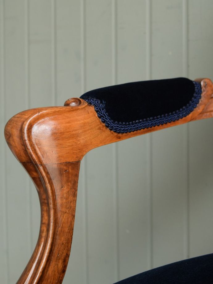 アンティークの椅子のアーム