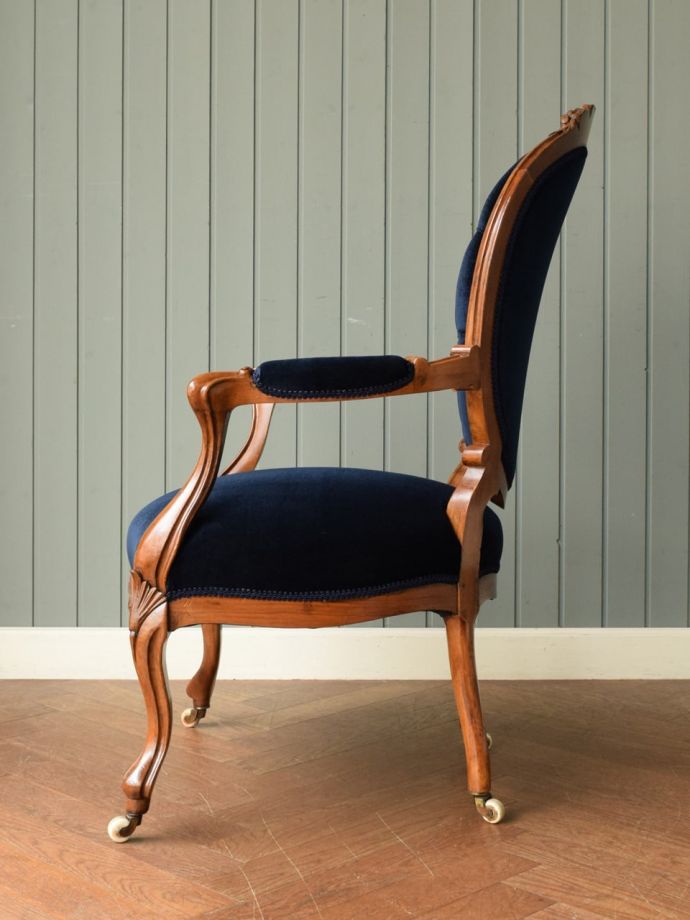 アンティークの椅子の側面