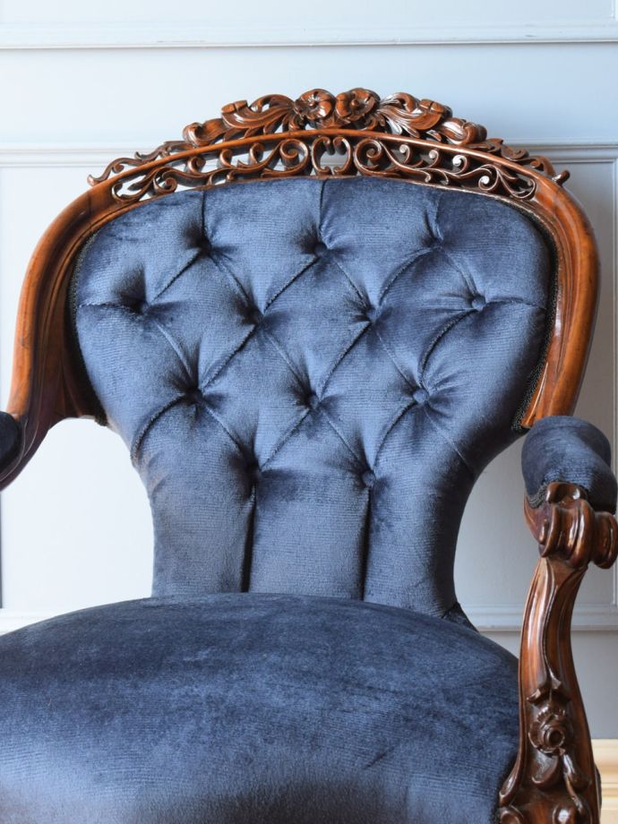 背もたれが美しいアンティークの椅子