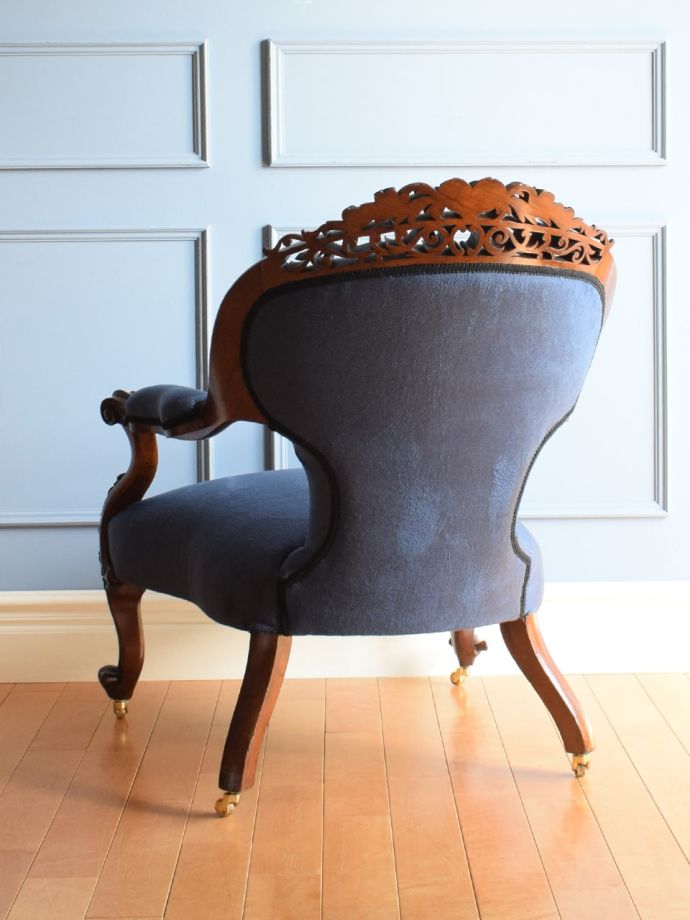 アンティークのパーソナルチェアの後ろ姿