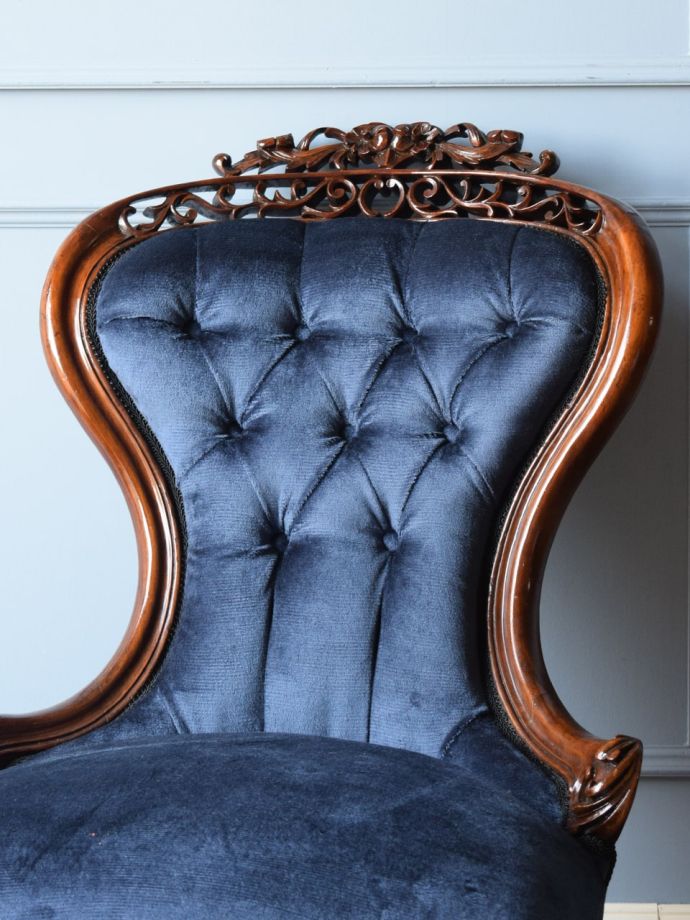 背もたれが美しいアンティークの椅子