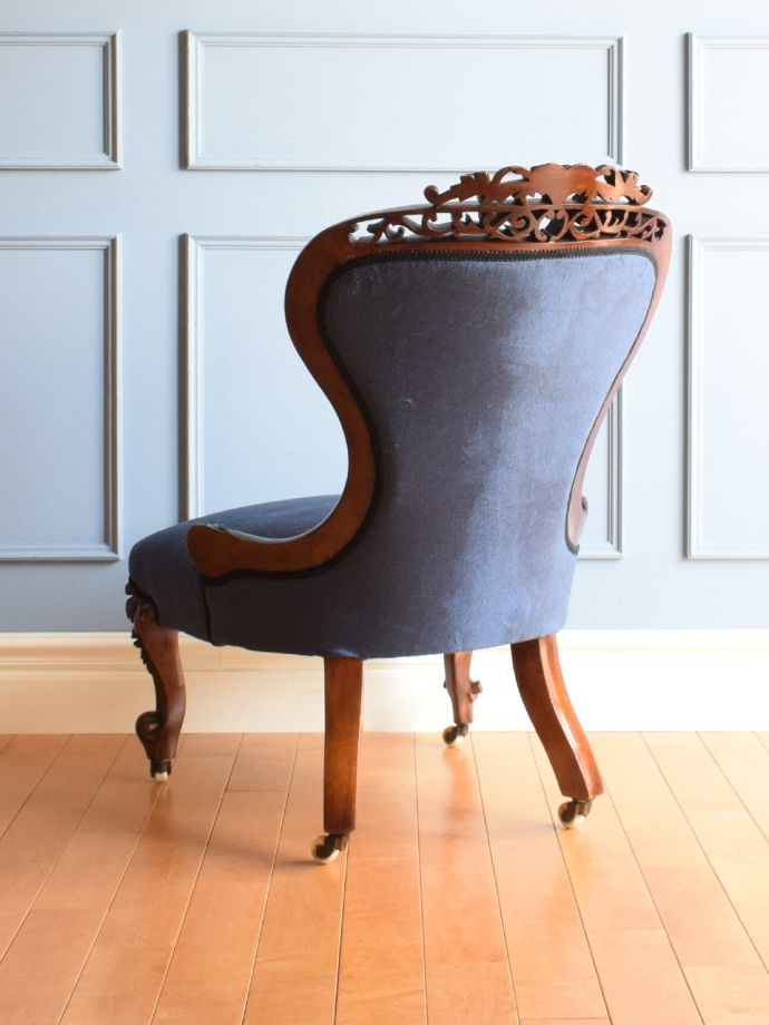 アンティークのパーソナルチェアの後ろ姿