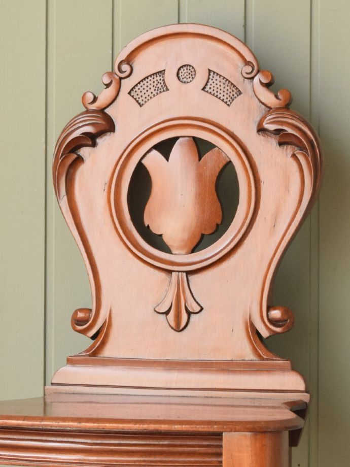 背もたれが美しいアンティークの椅子