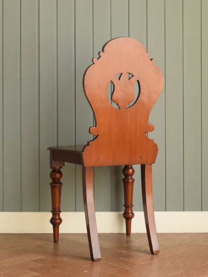 アンティークチェアの後ろ姿