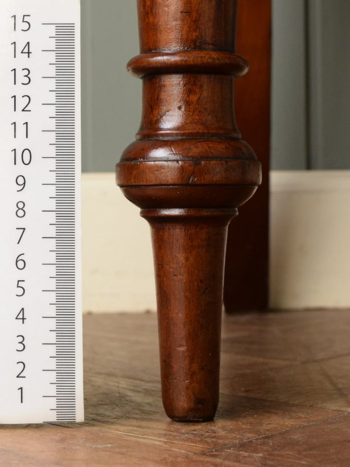 アンティークチェアの脚