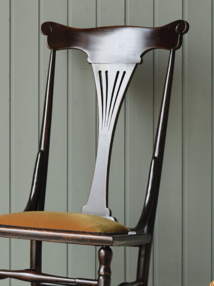 アンティークチェアの背もたれ