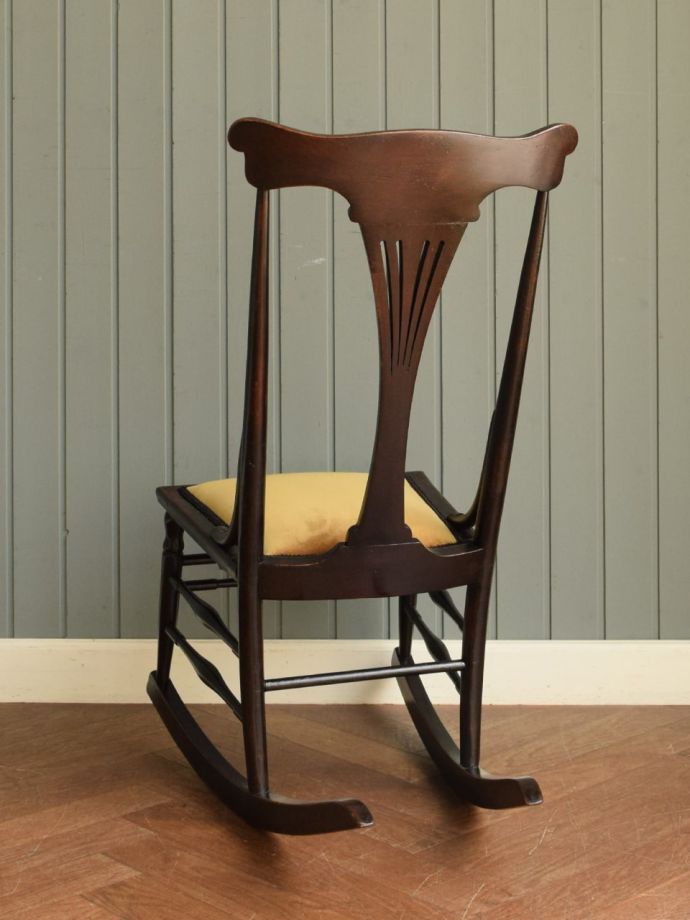 ロッキングチェアの後ろ姿