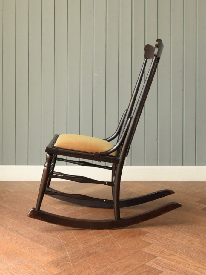 ロッキングチェアの横顔