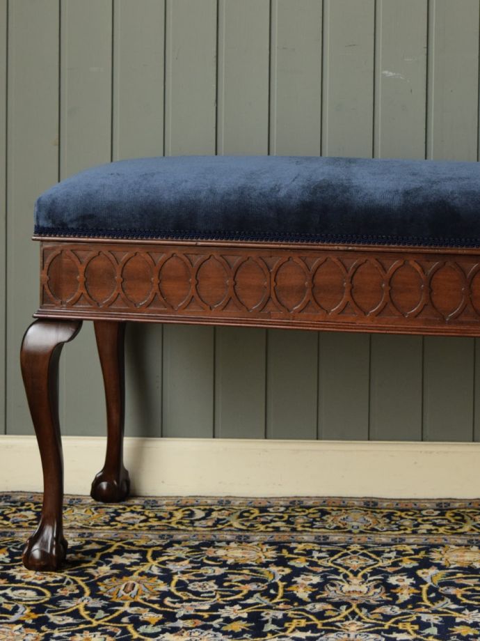 アンティークの椅子らしい美しい装飾