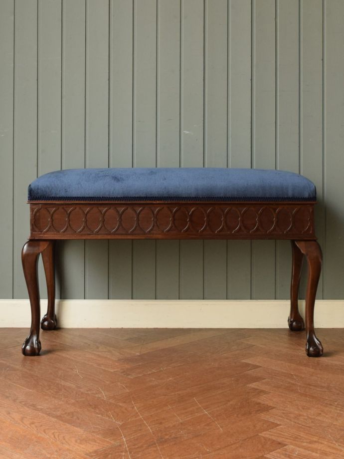 アンティークスツールの後ろ姿