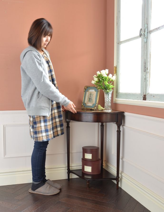 ロイドテーブル アンティーク家具 アンティークの英国家具、マホガニー材のコーナーコンソールテーブル。お部屋の角にすっぽり収まるコーナーテーブル!コーナーのオシャレにいかが?(モデルの身長は160cmです)。(q-615-f)