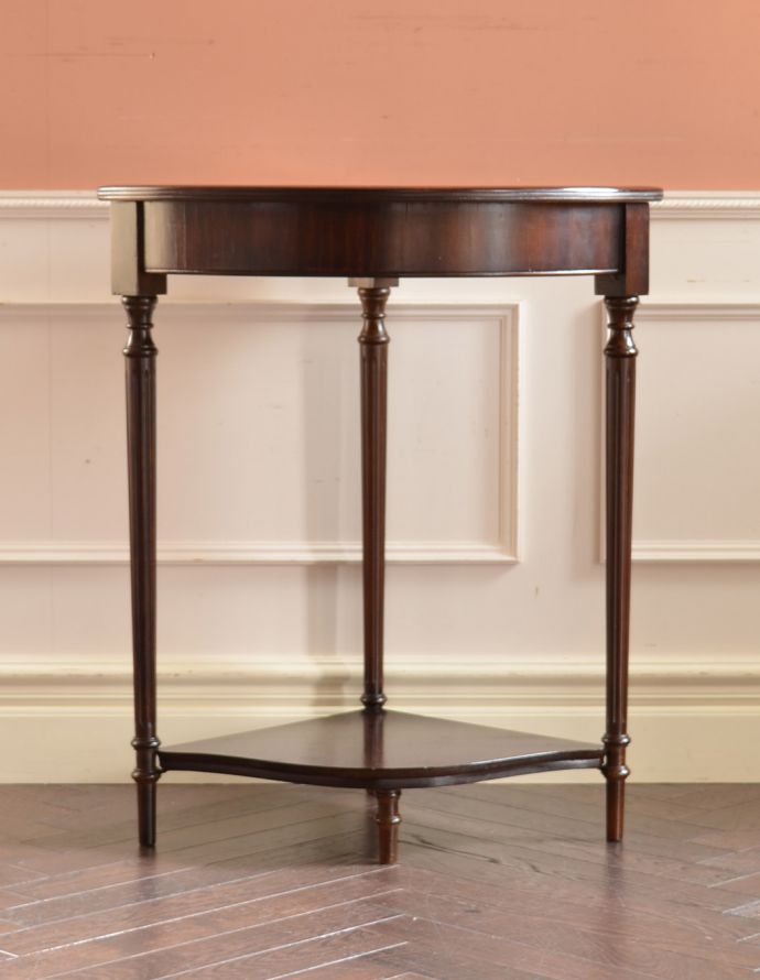 ロイドテーブル アンティーク家具 アンティークの英国家具、マホガニー材のコーナーコンソールテーブル。細くて繊細なラインが美しい脚。(q-615-f)