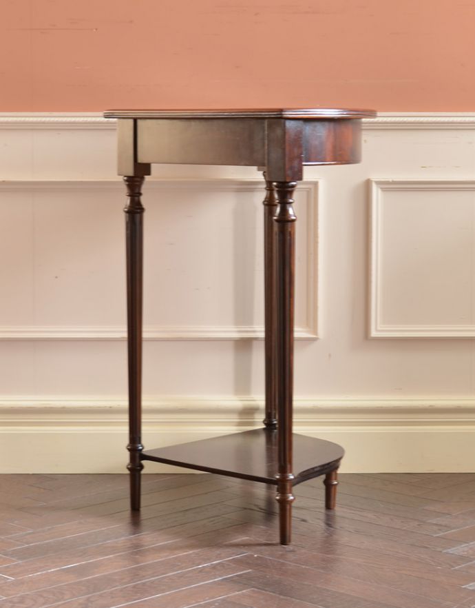 ロイドテーブル アンティーク家具 アンティークの英国家具、マホガニー材のコーナーコンソールテーブル。サイドはこんなにスッキリ!場所を取らないので使いやすいです。(q-615-f)