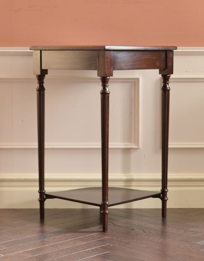 ロイドテーブル アンティーク家具 アンティークの英国家具、マホガニー材のコーナーコンソールテーブル。きちんとメンテナンスしているので、裏側もキレイな状態です。(q-615-f)