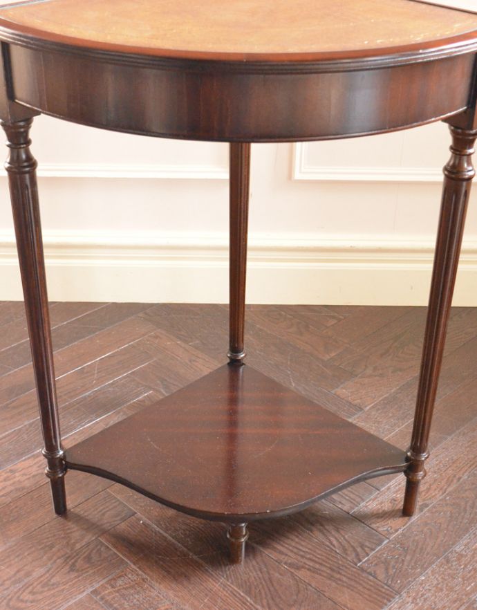 ロイドテーブル アンティーク家具 アンティークの英国家具、マホガニー材のコーナーコンソールテーブル。脚元にも物が置いておけるのでとっても便利ですよ。(q-615-f)