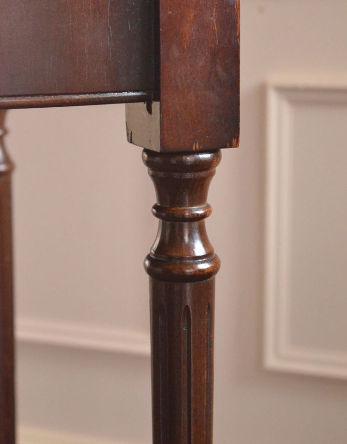 ロイドテーブル アンティーク家具 アンティークの英国家具、マホガニー材のコーナーコンソールテーブル。風格と品があるので、リビングはもちろん、和室や書斎、客間にも最適。(q-615-f)