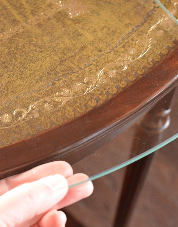 ロイドテーブル アンティーク家具 アンティークの英国家具、マホガニー材のコーナーコンソールテーブル。ガラス部分は取り外しできるようになっているので、模様替えやお手入れの際も嬉しいですよね。(q-615-f)