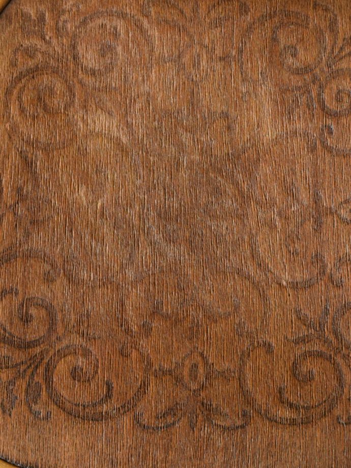 アンティークの椅子の座面の模様