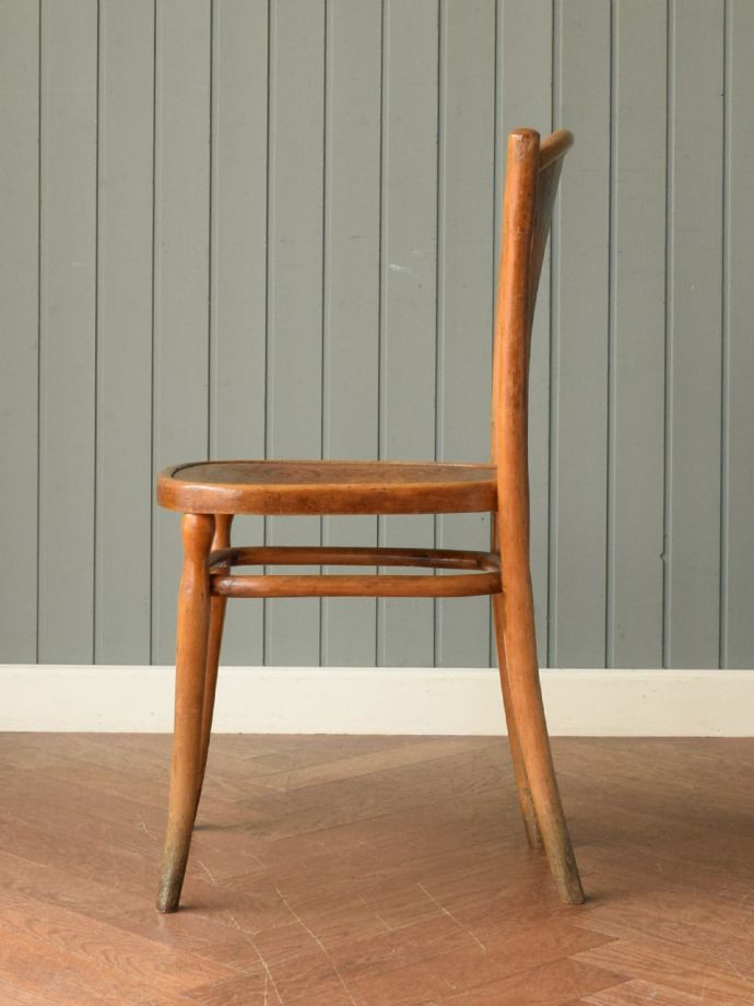 ベントウッドチェアの側面