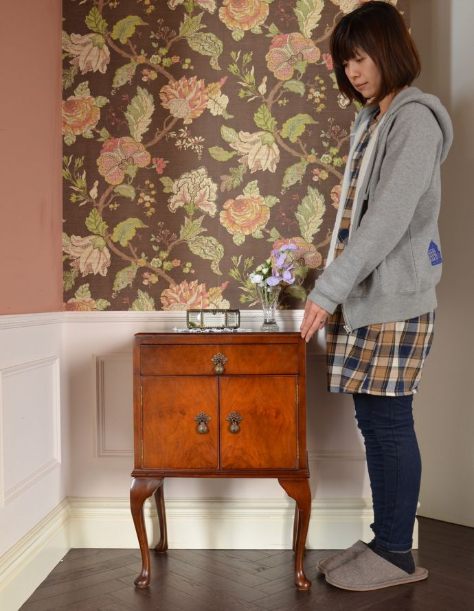 アンティークのキャビネット　アンティーク家具　アンティーク家具らしい英国の、スモールキャビネット（ウォルナット材） 。とっても可愛いチェスト。(q-621-f)