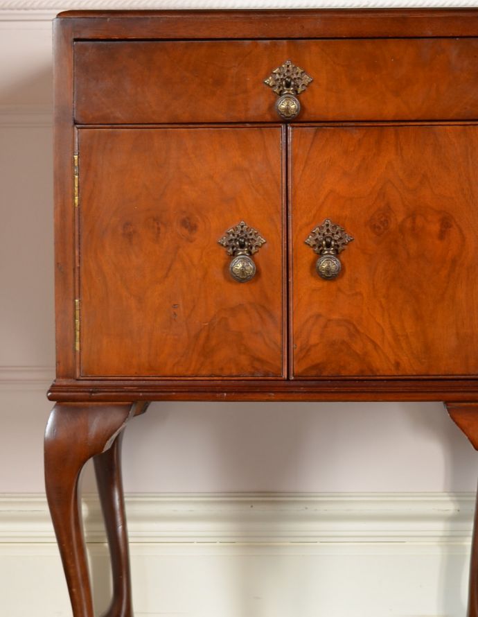 アンティークのキャビネット　アンティーク家具　アンティーク家具らしい英国の、スモールキャビネット（ウォルナット材） 。大人っぽいカラーで落ち着きがあります。(q-621-f)