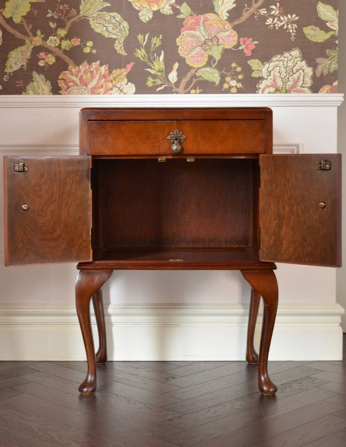 アンティークのキャビネット　アンティーク家具　アンティーク家具らしい英国の、スモールキャビネット（ウォルナット材） 。文庫本や漫画、リモコンなど近くに置いておきたいものを収納しておけばとっても便利ですよ。(q-621-f)