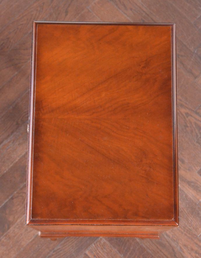 アンティークのキャビネット　アンティーク家具　アンティーク家具らしい英国の、スモールキャビネット（ウォルナット材） 。天板もキレイに仕上げました。(q-621-f)