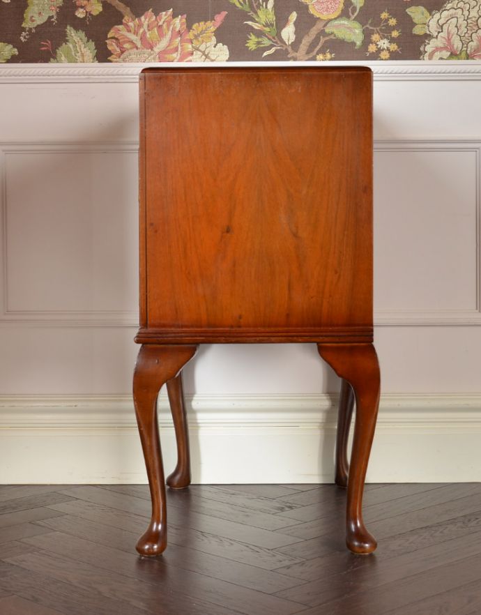 アンティークのキャビネット　アンティーク家具　アンティーク家具らしい英国の、スモールキャビネット（ウォルナット材） 。サイドもスッキリ。(q-621-f)