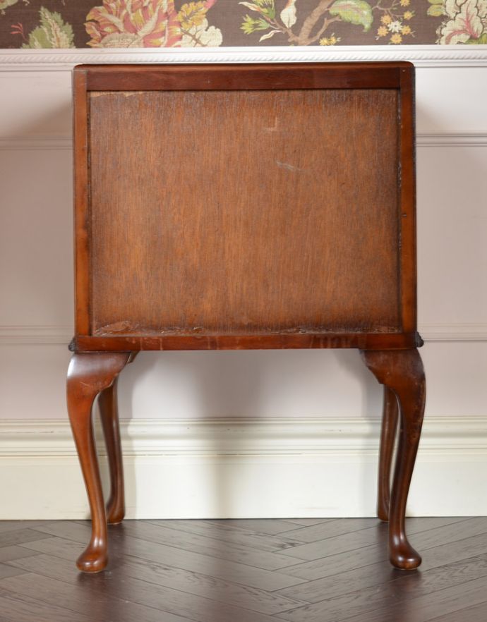 アンティークのキャビネット　アンティーク家具　アンティーク家具らしい英国の、スモールキャビネット（ウォルナット材） 。きちんとメンテナンスしてあるので、裏側もキレイです。(q-621-f)