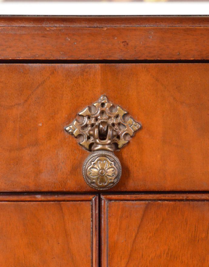 アンティークのキャビネット　アンティーク家具　アンティーク家具らしい英国の、スモールキャビネット（ウォルナット材） 。高級感のある取っ手が付いています。(q-621-f)