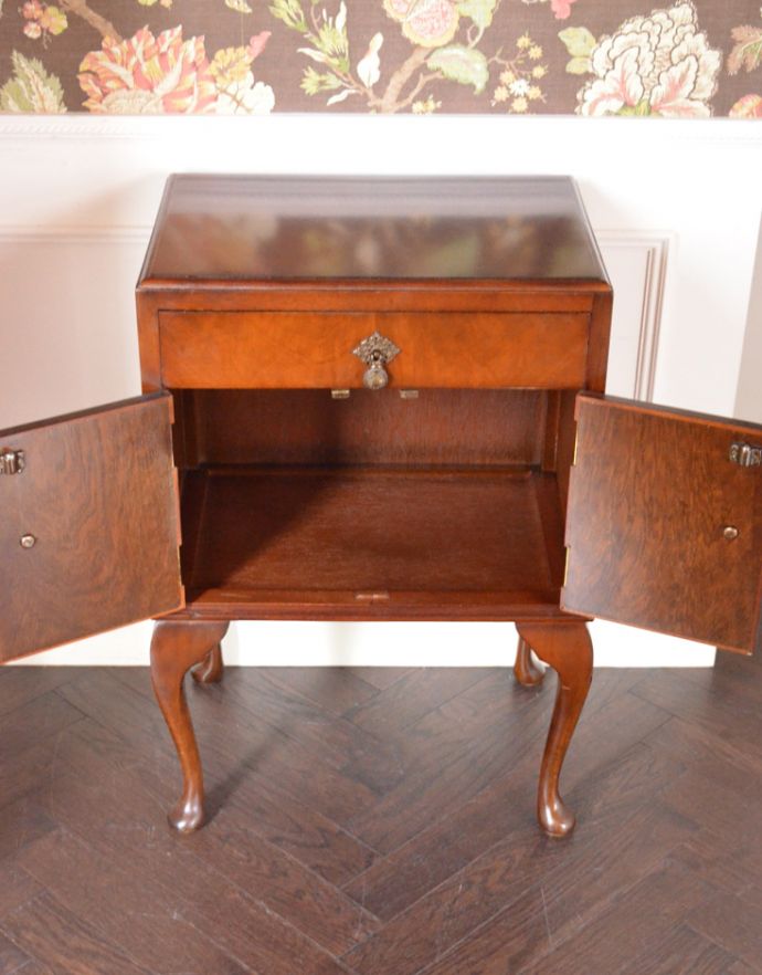 アンティークのキャビネット　アンティーク家具　アンティーク家具らしい英国の、スモールキャビネット（ウォルナット材） 。中もキレイに仕上げているので、安心して収納できます。(q-621-f)