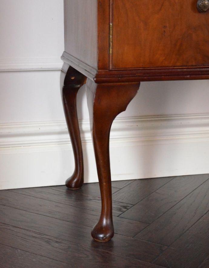 アンティークのキャビネット　アンティーク家具　アンティーク家具らしい英国の、スモールキャビネット（ウォルナット材） 。スラリと伸びた美しい脚。(q-621-f)