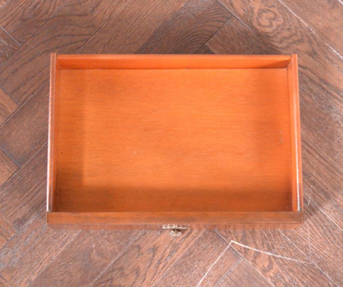 アンティークのキャビネット　アンティーク家具　アンティーク家具らしい英国の、スモールキャビネット（ウォルナット材） 。引き出しもキレイに修復してありますので、いろんなものを収納して下さい。(q-621-f)