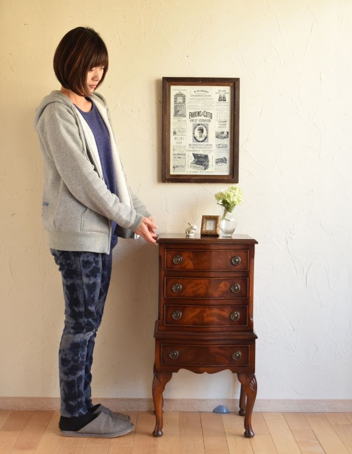 アンティークのチェスト　アンティーク家具　マホガニー材を使った小ぶりなアンティークベットサイドチェスト。高級感があって女性らしい優しいシルエット。(q-626-f)